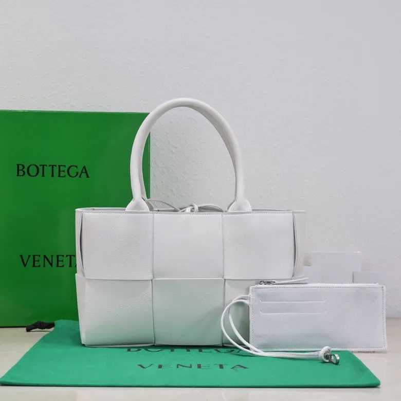 Batch 1760 medium arco pebbled grain, BottegaVeneta# official website latest pebbled grain cowhide with suede lining, SLIP tote handbag, and the logo has been changed to the side 😍The oversized woven design really makes it a huge gap from ordinary tote bags 🔗🔗Different color combinations for the inner and outer layers ⛓Daniel Lee leads the brand's DNA to continue to evolve with fresh inspiration🧬🧬showing a balanced style of luxury and reality👉: 30*20*12 Model: 9893#